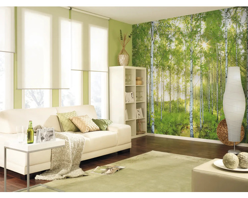 Cameră de zi luminoasă cu canapea, raft, lampă de podea, covor și tapet cu pădure