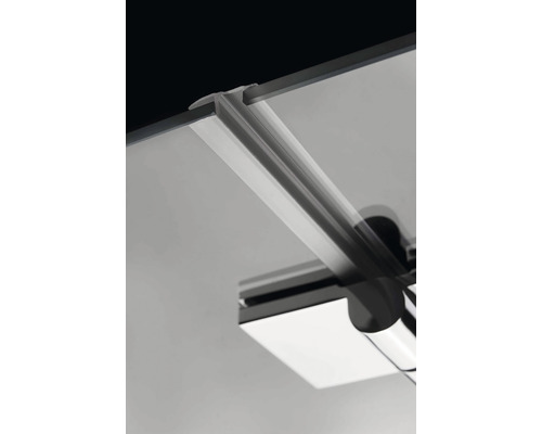 Prim plan cu suportul cabinei de duș cu profil de ghidare