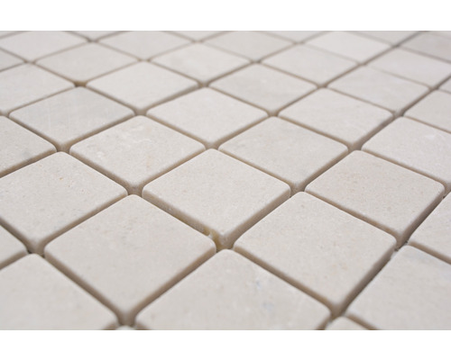 Prim-plan cu plăci de mozaic pătrate din piatră naturală