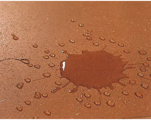 Apa picură pe o suprafață hidrofugă