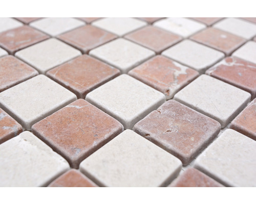 Prim-plan cu plăci de mozaic în formă de romb