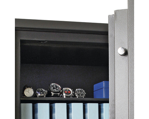 Vedere interioară a unui seif cu ceasuri și documente