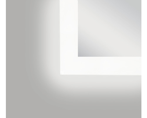 Prim-plan cu o oglindă de baie cu iluminare