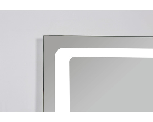 Detalii ale unei oglinzi iluminate cu ramă