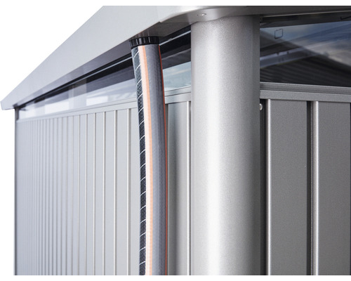 Detaliu al unei magazii de grădină cu conductă pluvială