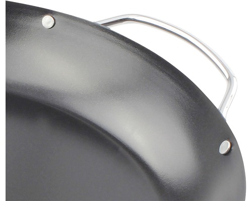 Prim-plan cu o tigaie neagră cu mânere