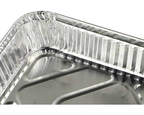 Prim-plan cu o tavă de copt din aluminiu