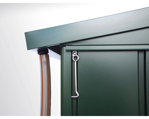 Imagine detaliată cu o magazie de grădină cu încuietoare pentru ușă și trecere pentru furtun