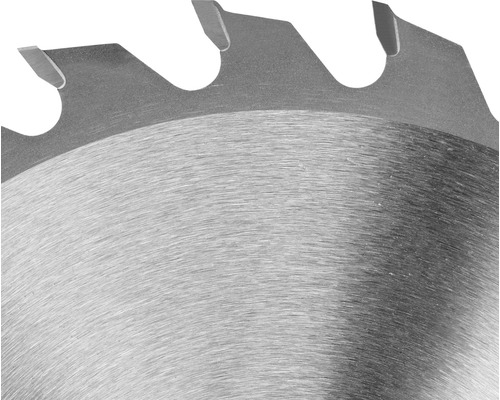 Prim-plan cu o lamă de ferăstrău circular