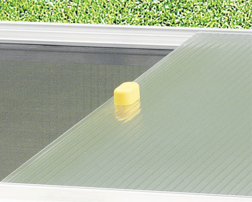 Detaliu luminator cu grilaj și izolație