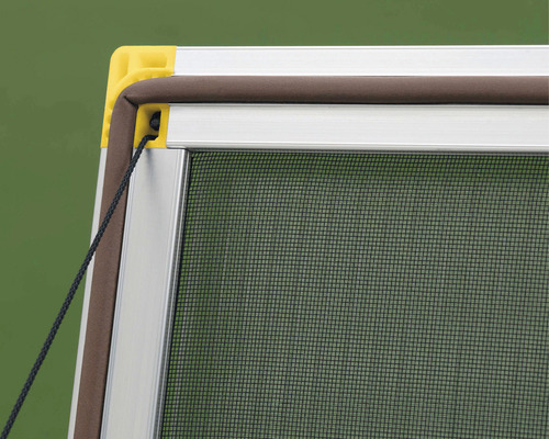 Imagine detaliată a unei ferestre anti-insecte cu cadru de aluminiu, garnitură de etanșare și șnur de tensionare