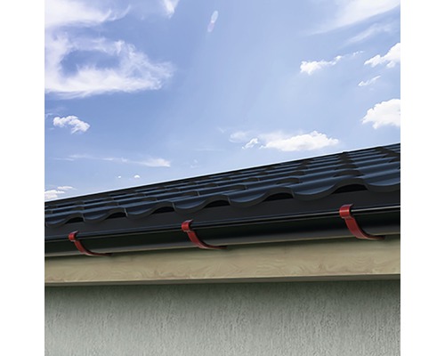 Acoperiș cu jgheab și suport de jgheab pe fundal de cer albastru