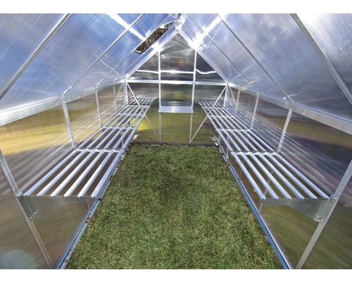 Vedere interioară a unei sere cu rafturi