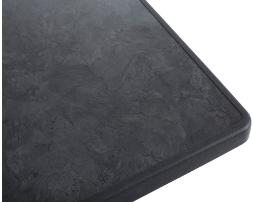 Prim-plan cu blat de masă cu decor de piatră și margini rotunjite.