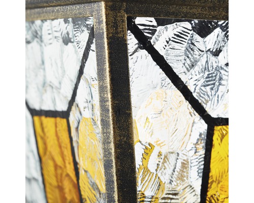 Prim-plan al unui felinar de grădină cu sticlă texturată și cadru metalic