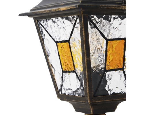 Prim-plan cu felinar de grădină cu finisaj antic și ferestre din sticlă