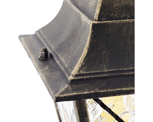 Detaliu cu o lampă de exterior cu sticlă texturată