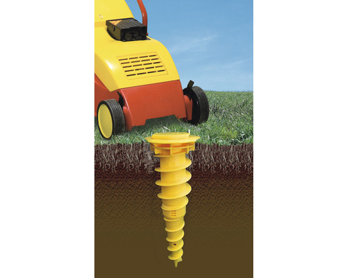 Ancoră de pământ pentru unelte de grădină lângă un scarificator de gazon