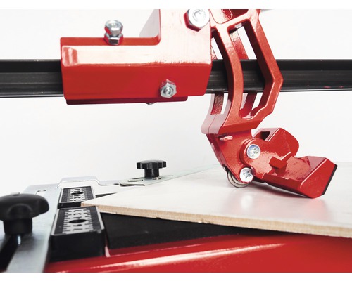 Tăietor de faianță tăind o faianță