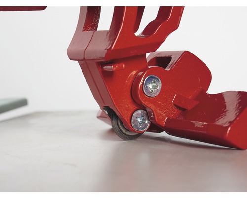 Vizualizare detaliată a unui cuțit rotativ cu elemente metalice și șuruburi