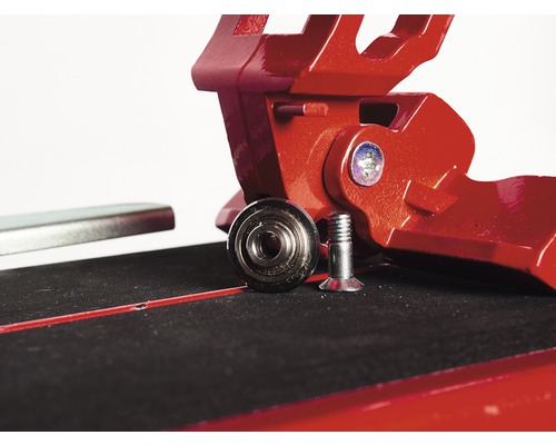 Prim-plan cu mașină de tăiat faianță cu rotiță de tăiere și șurub