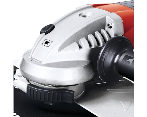 Prim-plan cu un polizor unghiular cu disc de tăiere