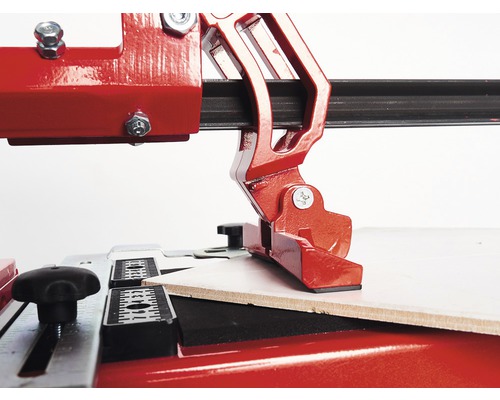 Prim-plan cu un tăietor de plăci care taie o placă