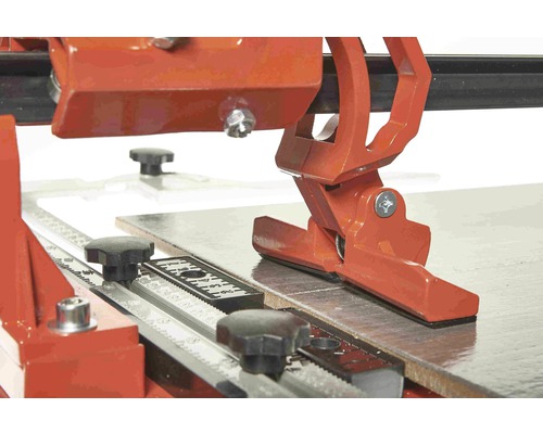 Imagine detaliată cu tăietor de faianță cu role de tăiere și șină de ghidare