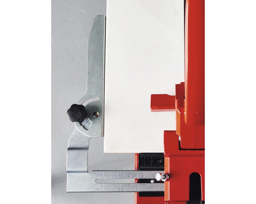 Prim-plan cu o mașină de tăiat faianță cu reglare unghiulară și piesă de lucru