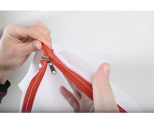 Prim-plan cu un sac de rufe cu fermoar