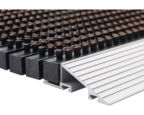 Prim-plan cu o covorașă de intrare cu benzi de perie și profil de aluminiu