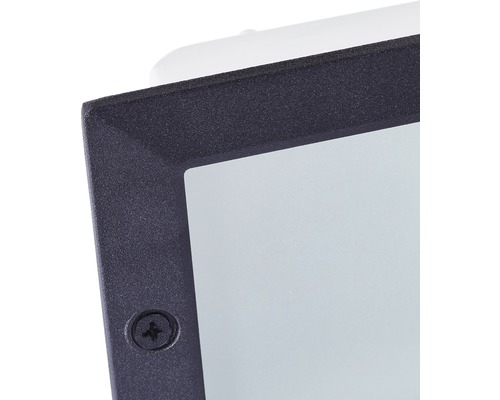 Prim-plan al unui corp de iluminat exterior