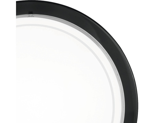 Prim-plan al unei lămpi rotunde cu o ramă închisă la culoare