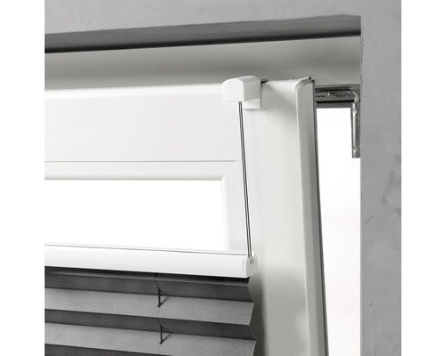 Detaliu al unui sistem de pliseuri pe o fereastră