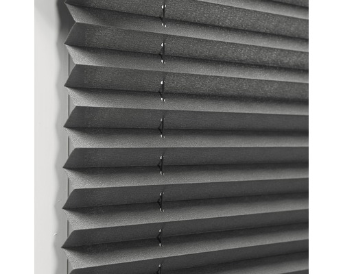 Prim-plan cu jaluzea plisată gri pentru decorarea ferestrelor și protecție solară.