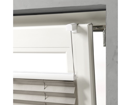 Prim-plan cu o jaluzea plisată pe o fereastră