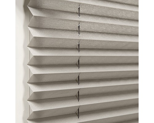 Prim-plan cu jaluzea plisată gri pentru decorarea ferestrelor și controlul luminii