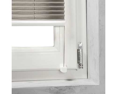 Vedere detaliată a unui decor de fereastră cu jaluzea