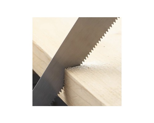 Fierăstrău manual care taie o bucată de lemn