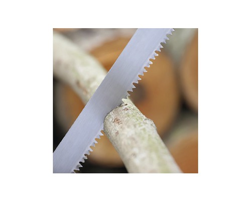 Fierăstrău manual taie o ramură.