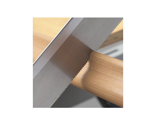 Fierăstrău manual care taie o bucată de lemn.