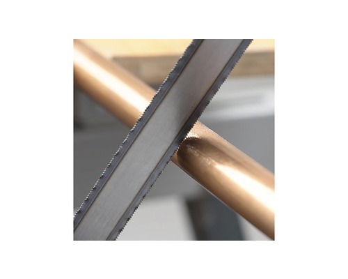 Fierăstrău pentru metal tăind țeavă de cupru