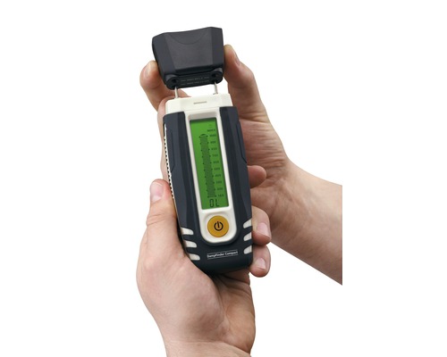 Higrometru în mână, cu capac de protecție îndepărtat