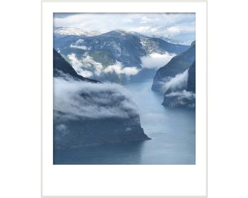 Imagine înrămată a unui peisaj montan cu lac și ceață