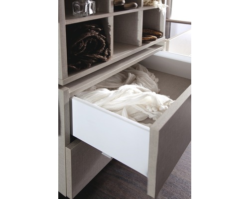 Dulap cu sertar și compartimente deschise pentru depozitarea hainelor și accesoriilor