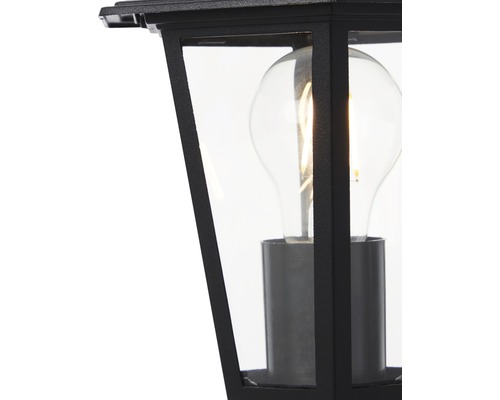 Detaliu cu o lampă de exterior neagră cu bec clar