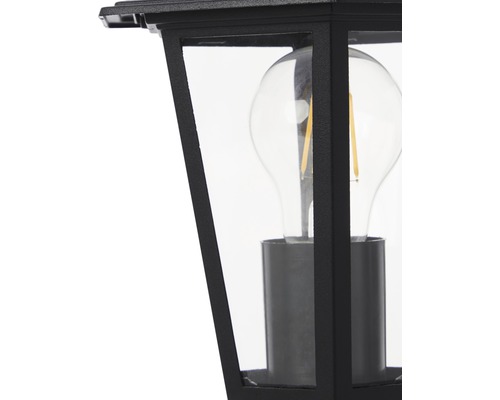 Detaliu al unei lămpi de exterior negre cu bec