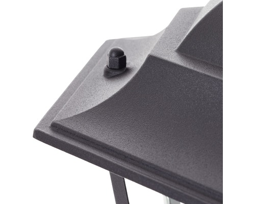 Vizualizare detaliată a unui corp de iluminat exterior cu element de fixare