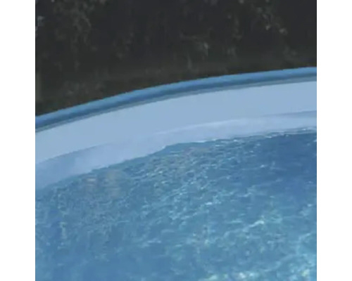 Prim-plan cu o piscină cu apă limpede