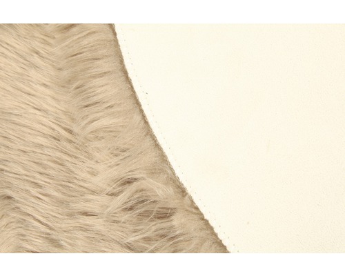 Prim-plan cu covor din imitație de blană